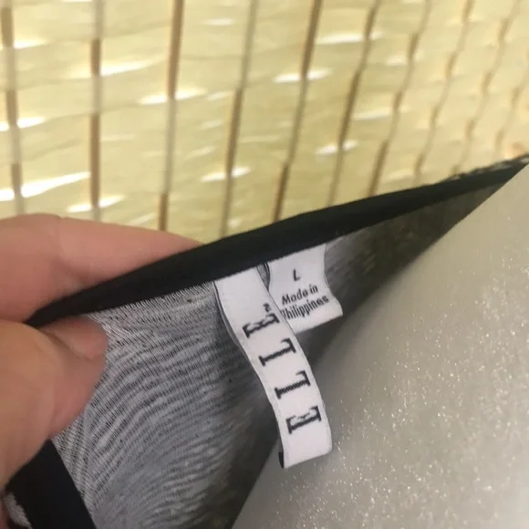 Women’s Top with pockets. Size Large. Beautiful flower design. - Picture 4 of 4